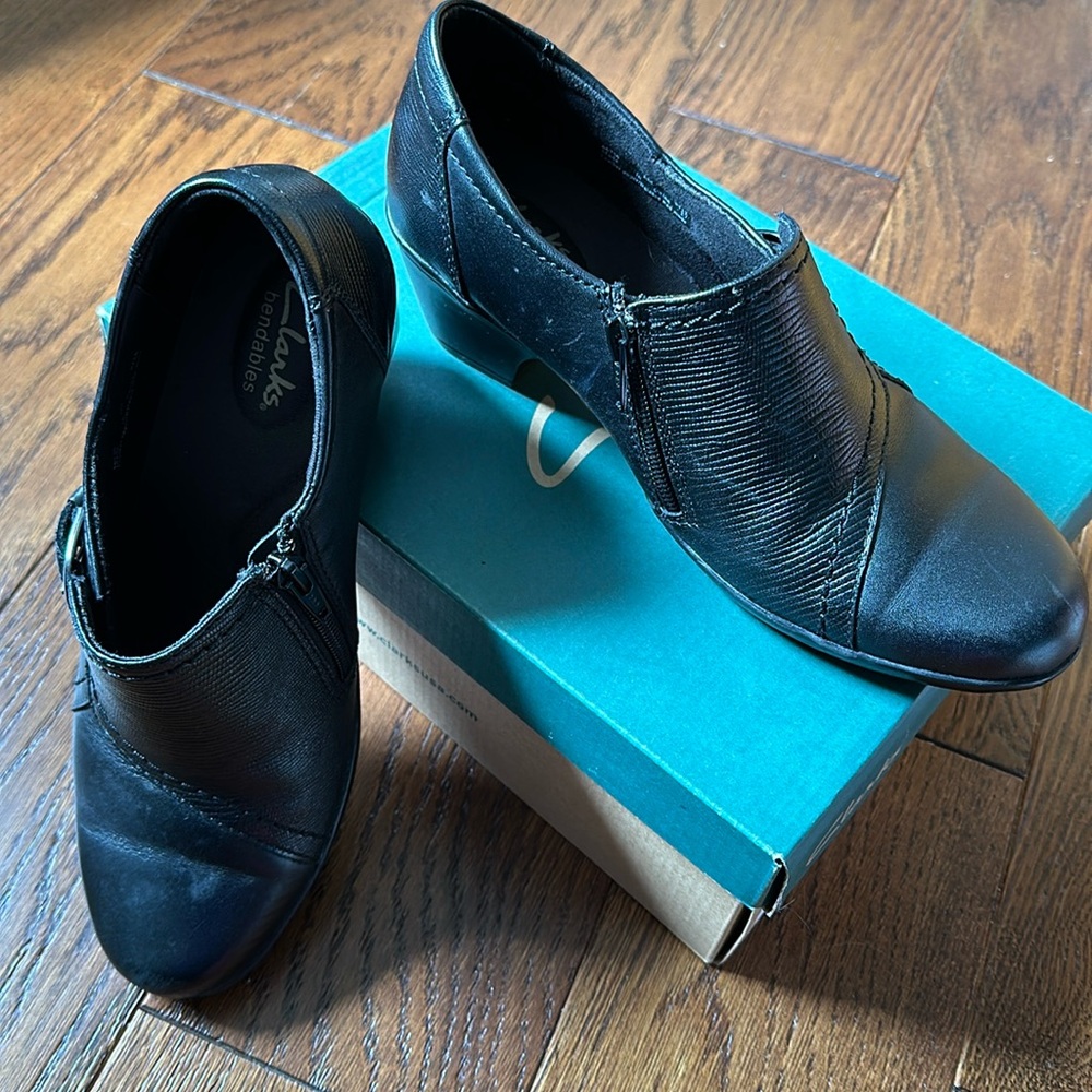 Clark’s bendable black shoe with 2 inch heel and zipper opening. EUC. Size 8